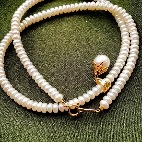18K Pendant Wrap in Akoya pearls Closure 18k Authenticity Guaranteed - Picture 4 of 5